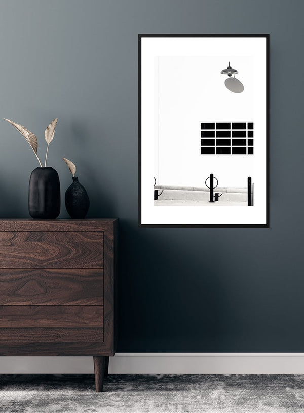 Sort lampe på hvid væg poster