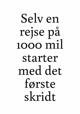 Minimalist poster with black text: "Selv en rejse på 1000 mil starter med det første skridt" on white background.