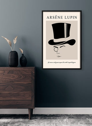 Arsene Lupin Vintage Plakat featuring a minimalist top hat, monocle, and mustache in a modern interior setting.