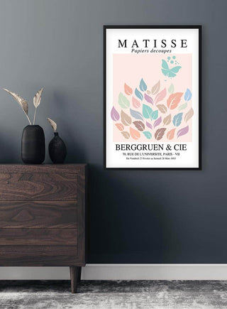 Framed Matisse inspired Pastel Decoupe Plakat featuring colorful leaf shapes, displayed on a dark wall.